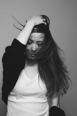 クールな女性ポートレート