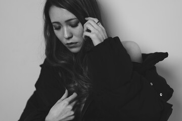 クールな女性ポートレート