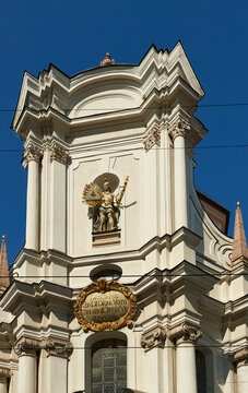 Baroque portal and pediment of the Church of the Holy Trinity in Munich © Javi