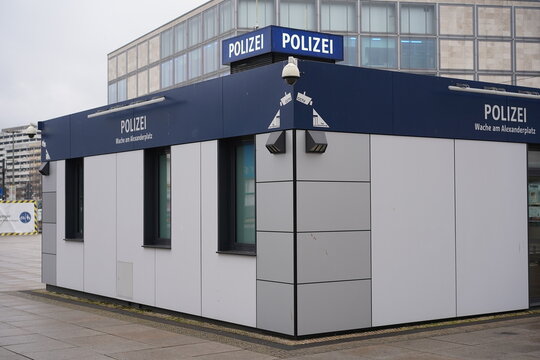 Berliner Polizei, Polizeiwache am Alexanderplatz in Berlin am 24.01.2022