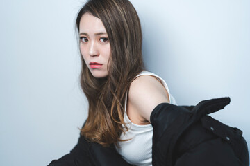 クールな女性ポートレート