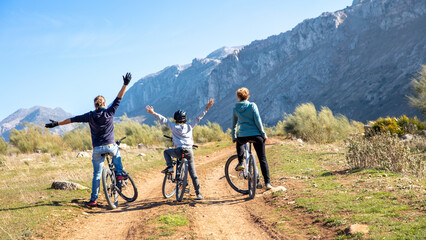Fototapeta premium happy family with mountain bike