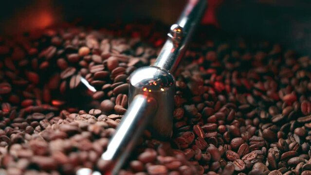 Roasted coffee beans are cooled by rotating. Stirring roasted coffee beans.