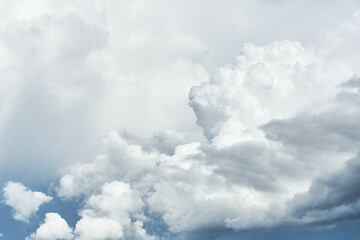Obraz premium White porous clouds on the blue sky, cloudy landscape.
