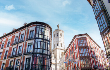 Fototapeta premium Arquitectura edificios en el barrio antiguo de Valladolid con el campanario de la catedral al fondo, España