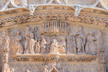 Escena de coronación de la Virgen, en presencia de fray Alonso de Burgos arrodillado en la fachada...