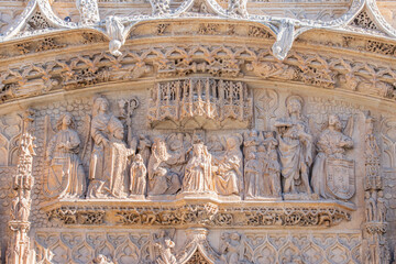 Escena de coronación de la Virgen, en presencia de fray Alonso de Burgos arrodillado en la fachada iglesia san Pablo de Valladolid, España