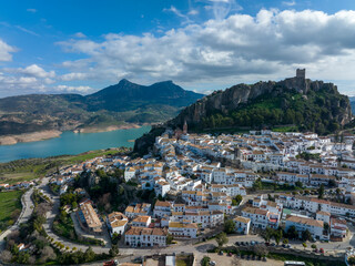 Obraz premium Zahara de la Sierra en la comarca de los pueblos blancos de la provincia de Cádiz, Andalucía 