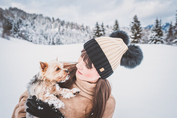 Winter - Frau mit kleinen Hund