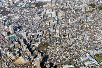 都営三田線の西巣鴨駅上空から王寺駅方向を空撮