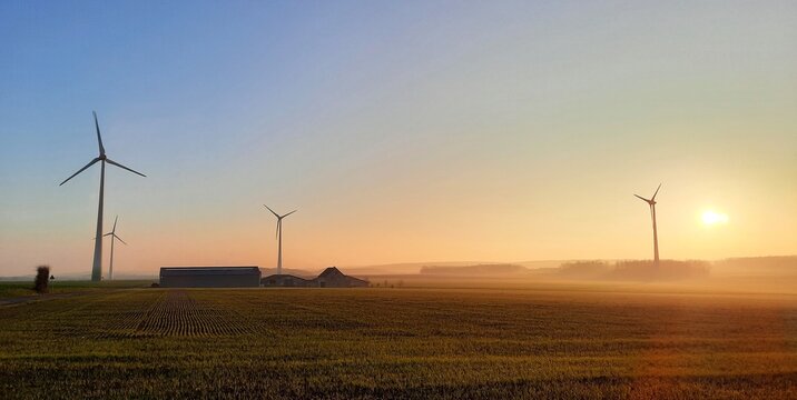 éoliennes au lever du soleil dans la campagne