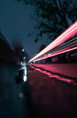 Nachtfotografie von Leuchstreifen, verursacht durch Rücklichter eines vorbeifahrenden Autos