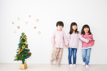 Fototapeta premium クリスマスの飾り付けをする子どもたち