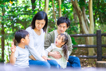 森で自然観察をするファミリー