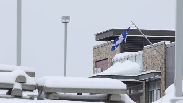 un drapeau du Qu&eacute;bec au vent en hiver