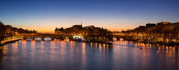 Fototapeta na wymiar Sunrise in the heart of Paris with Ile de la Cite and Pont Neuf. The Seine River banks are a Unesco World Heritage site. France