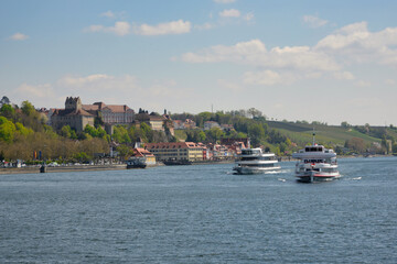 Zwei Schiffe auf dem Bodensee vor Meersburg