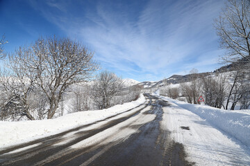 Obraz premium Curved asphalt road in a forest covered with snow in.turkey