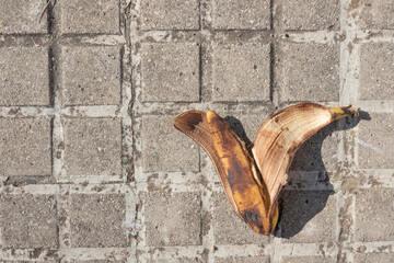 Piel de platano en el suelo