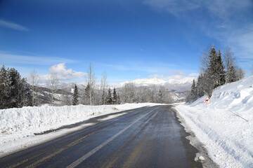 Obraz premium Curved asphalt road in a forest covered with snow in.turkey