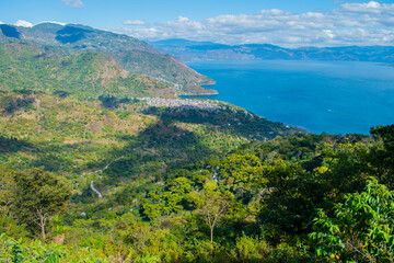 bosque y lago hermoso mirador 