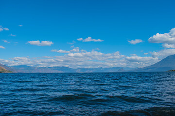 Obraz premium lago con montañas con nubes con cielo azul 