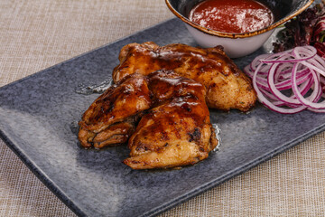 Grilled chicken with tomato sauce
