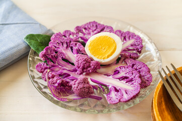Obraz na płótnie Canvas 生の紫カリカリフラワーサラダ