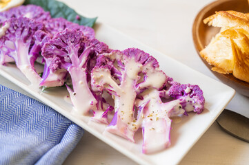 生のパープルフラワーのサラダ