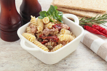 Pasta with tuna and tomato