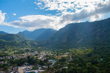 Fototapeta na wymiar cerro con fincas y nubes 
