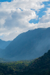 silueta de montañas con nubes 