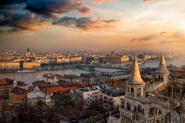 Naklejka premium Beautiful sunrise view of the skyline of Budapest, Hungary, with Fishermen's Bastion, Chain Bridge and River Danube