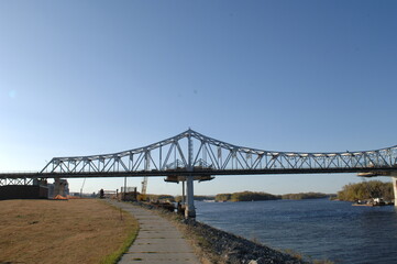 Fototapeta na wymiar Old bridge over the Mississippi River