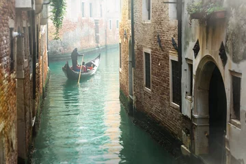 Poster Romantische Venetiaanse grachten. Oude smalle straatjes van Venetië. Gondel reis. Italië © Freesurf