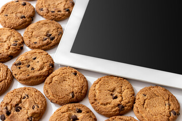 タブレット端末とクッキー。デジタルデバイスのCookieイメージ