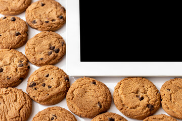 タブレット端末とクッキー。デジタルデバイスのCookieイメージ
