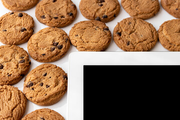 タブレット端末とクッキー。デジタルデバイスのCookieイメージ