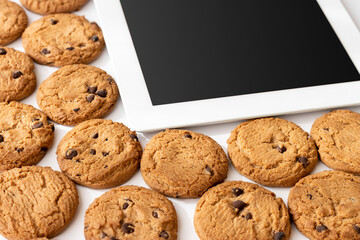 タブレット端末とクッキー。デジタルデバイスのCookieイメージ