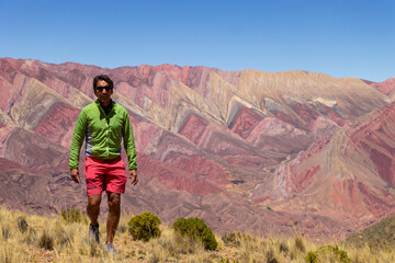 Fototapeta premium Man walking in the mountains of El Hornocal, Jujuy, Argentina