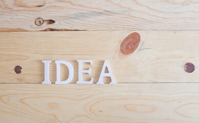 Palabra idea en un fondo de madera - obrazy, fototapety, plakaty