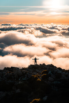 Persona contemplando mar de nubes en Parque Nacional Sierra de las nieves 