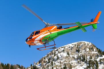 Fototapeta na wymiar Hubschrauber Einsatz in den Alpen