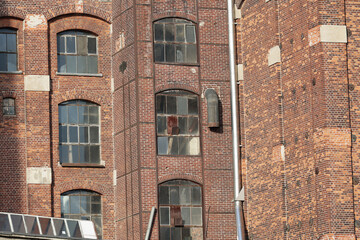 Stara fabryka wybudowana z czerwonej cegły. 