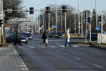Ruch drogowy z pieszymi na pasach i samochody. 