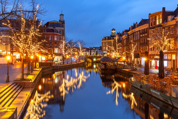 Fototapeta na wymiar Night Leiden canal Oude Rijn in Christmas illumination, South Holland, Netherlands.