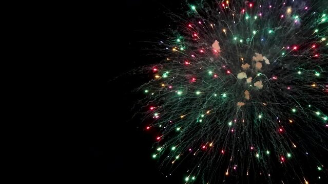 夜空を彩る花火、熱海海上花火大会、2022年1月15日