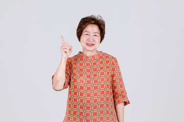 Healthy chinese senior woman happy and glad to cheer proposal of sale promotion notice and offer great campaign opportunity as recommeded advertisement for elderly customer - obrazy, fototapety, plakaty