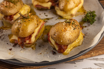 Kartoffelsandwich gefüllt mit Käse, Schinken und Speck