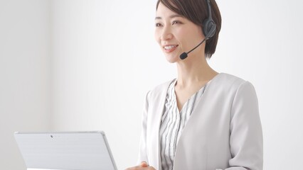 笑顔のオペレーター日本人女性